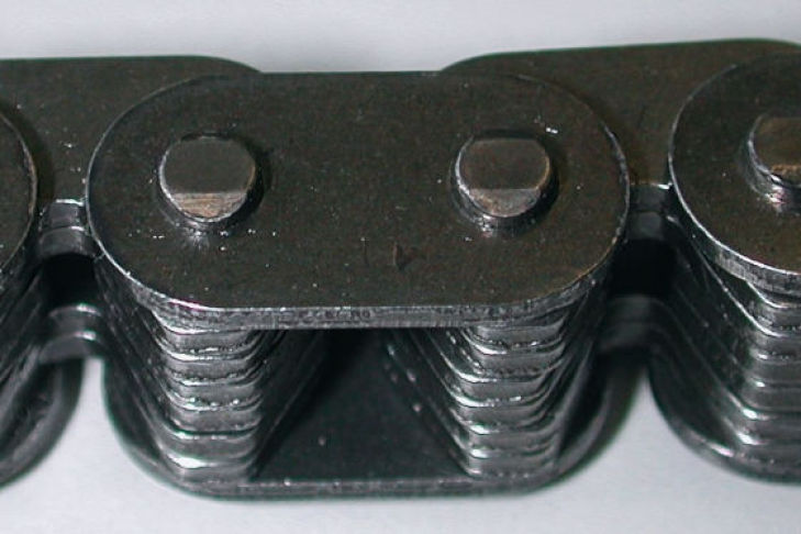 Aufbau der Kette mit Laschen und Bolzen