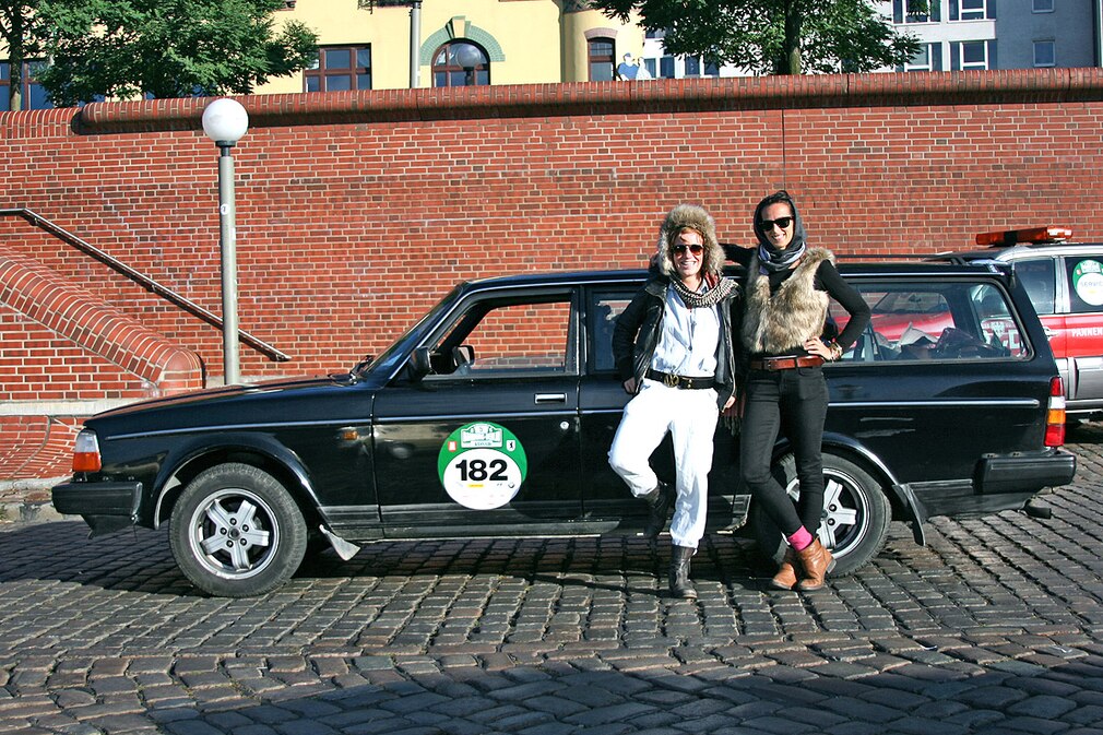 1)	Johanna Schipmann (rechts) und Ingken Amman sind die Underdogs auf der HBK. Ihr Volvo 245 ist von der Zeit gezeichnet, aber irgendwie sympathisch. Kurz vor dem Start mussten die Berlinerinnen noch einen Reifen wechseln