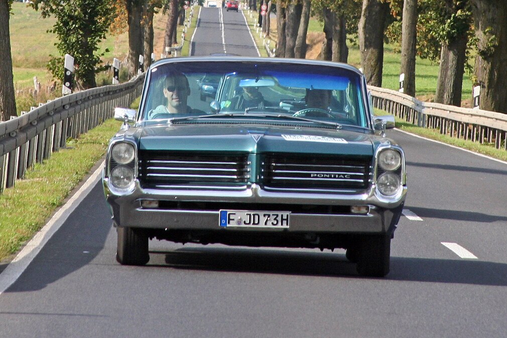 Die Baum-Alleen sind schön und leider auch berüchtigt für Raser-Unfälle. Doch unsere Teilnehmer ließen es ruhig angehen und genossen die Landschaft.