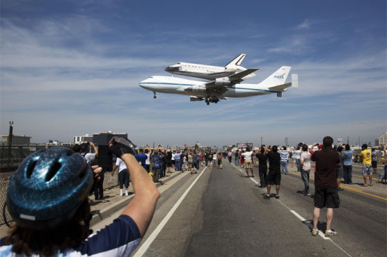Toyota Pick-Up zieht Space Shuttle