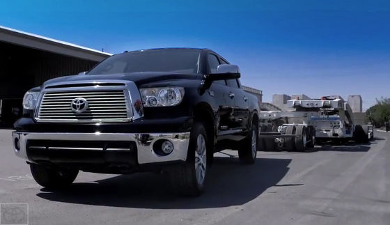 Toyota Pick-Up zieht Space Shuttle