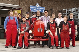 Porsche Junior mit Werkstatt-Team