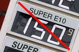 Auf der Preistafel einer Tankstelle in Goldberg ist die Anzeige für den neuen Treibstoff E10 durchgestrichen