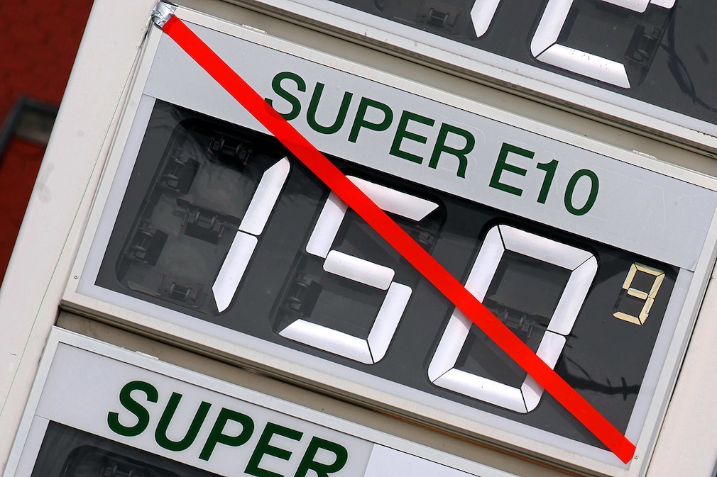 Auf der Preistafel einer Tankstelle in Goldberg ist die Anzeige für den neuen Treibstoff E10 durchgestrichen