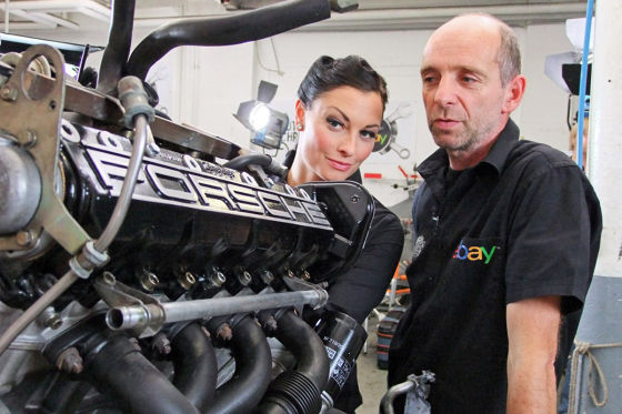 Lina Van de Mars und Kalle Lawski am ausgebauten Porsche-Motor.