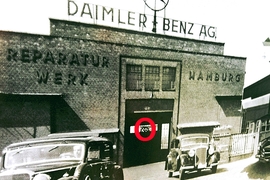 Daimler-Plakat mit Hakenkreuz an Gebäude