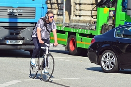 Radfahrer mit Kopfhörern