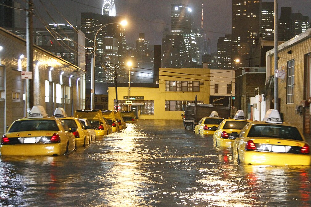 Shows vehicles in a flooded street in Queens Borough of New York 29.Oktober
