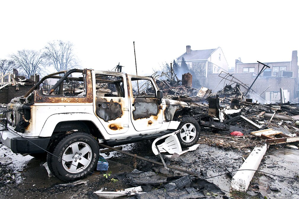 A general view of dozens of destroyed homes and vehicles after a fire caused by Hurricane Sandy, in Breezy Point, Queens, New York 30.Oktober