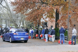 Lange Schlangen an den Tankstellen in den USA nach dem Hurricane Sandy