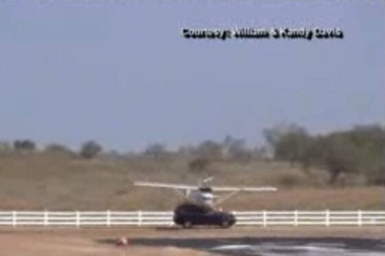 Flugzeug trifft bei der Landung einen Volvo XC90 In Texas