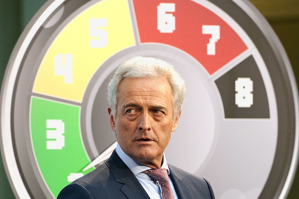 Bundesverkehrsminister Peter Ramsauer (CSU) spricht am Dienstag (28.02.2012) auf einer Pressekonferenz im Verkehrsministerium in Berlin neben einem Punkte-Tacho