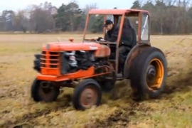 Video: Traktor mit Volvo-Motor