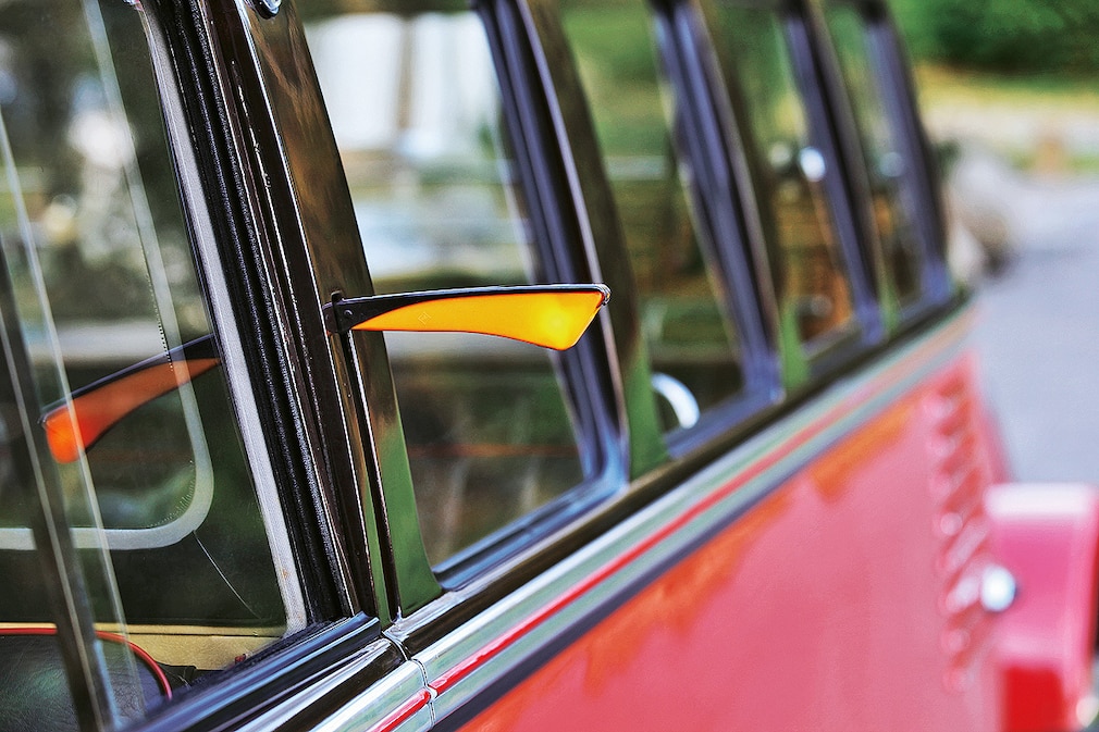 Ausgeklappter und leuchtender Winker am VW T1 Samba-Bus