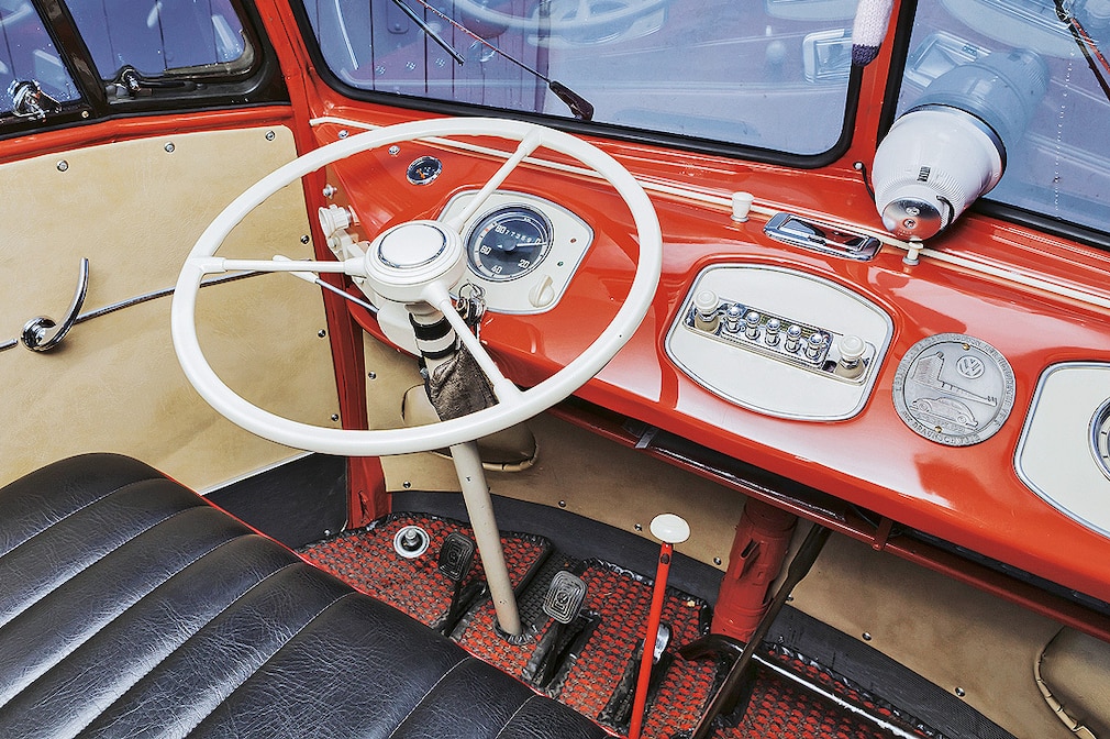 Cockpit des VW T1 Samba-Bus