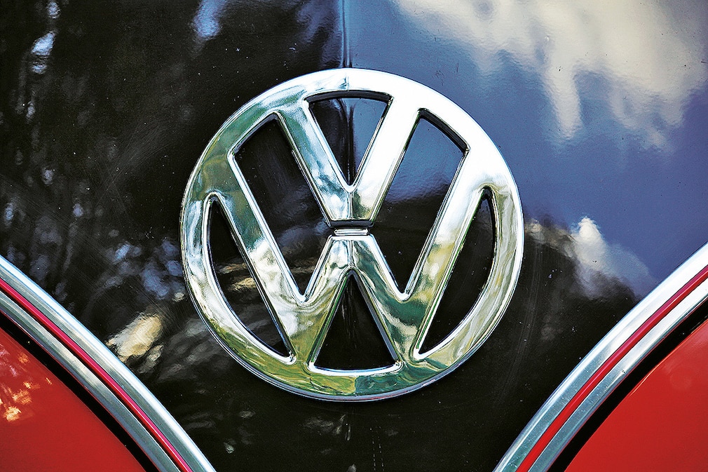 VW-Logo vorn am VW T1 Samba-Bus