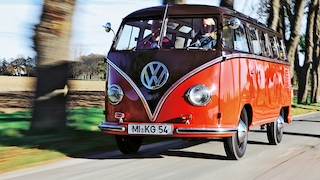 VW T1 Samba-Bus fahrend schräg von vorn