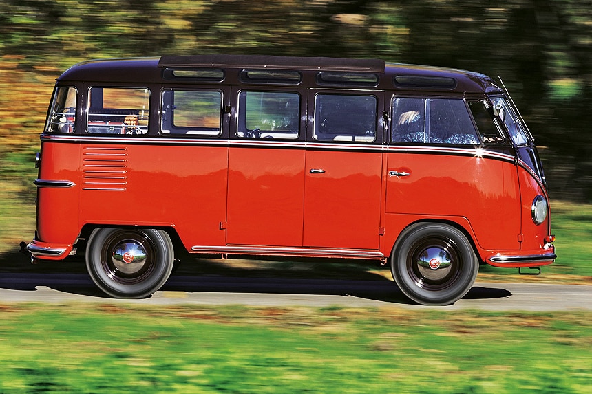 VW T1 Samba-Bus fahrend von der Seite (Mitzieher)