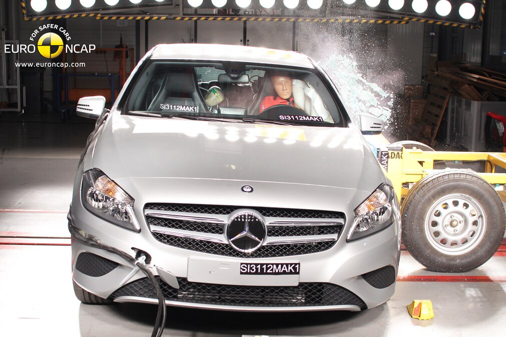 Mercedes Benz A-Klasse Side crash test 2012
