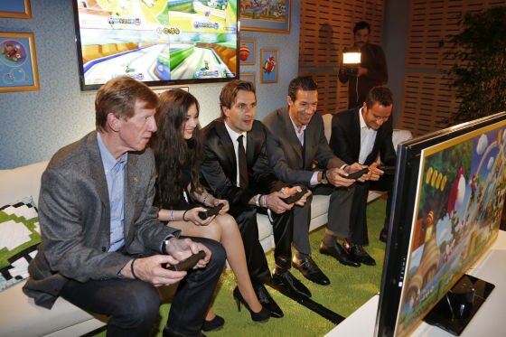 Rennstars an die Spielkonsole Wii U beim Spielen von Mario Kart 7