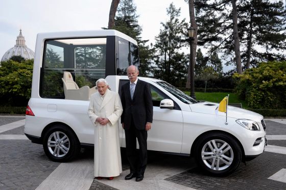 Papst Benedikt und Dieter Zetsche vor dem neuen Papamobil