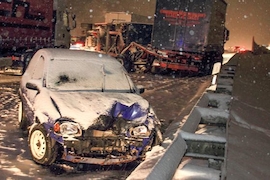 Verkehrsunfall: Wagen stecken im Schnee