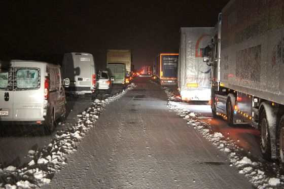 Hunderte übernachten auf Autobahn