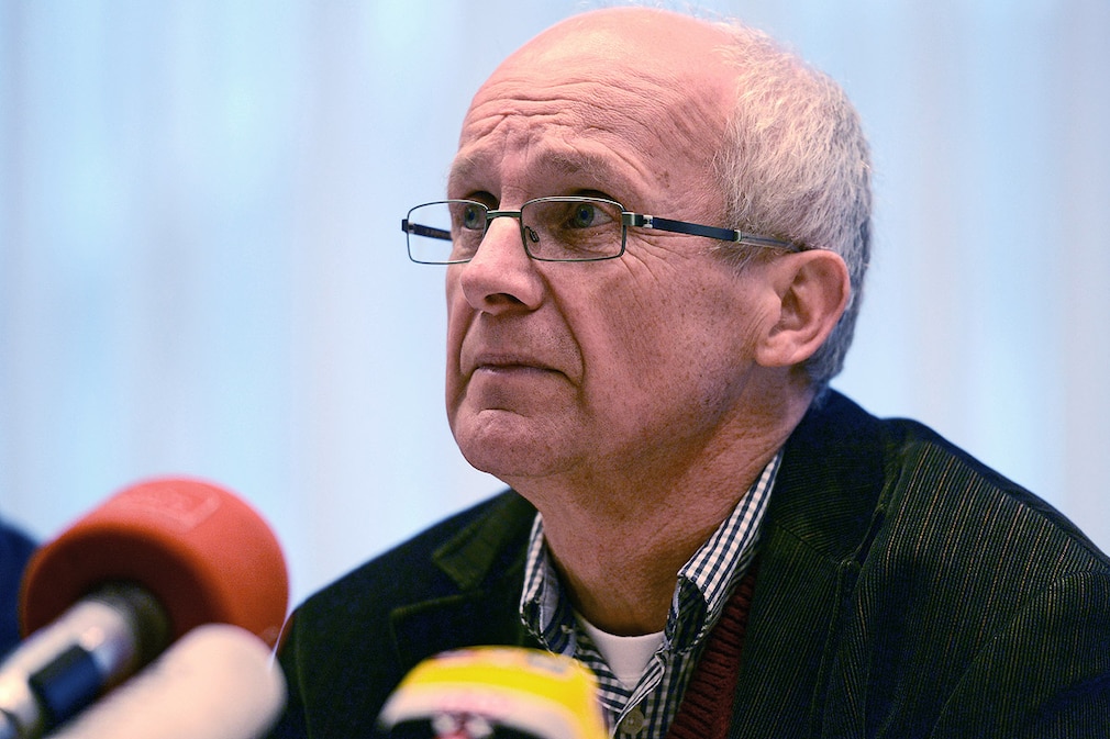 Opel Betriebsratsvorsitzender Rainer Einenkel kommt am 10.12.2012 in Bochum (Nordrhein-Westfalen) nach einer Belegschaftsversammlung zu einer Pressekonferenz