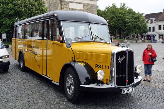 Historischer Postbus in Husm (Schleswig-Holstein) Historischer Postbus in Husm (Schleswig-Holstein)