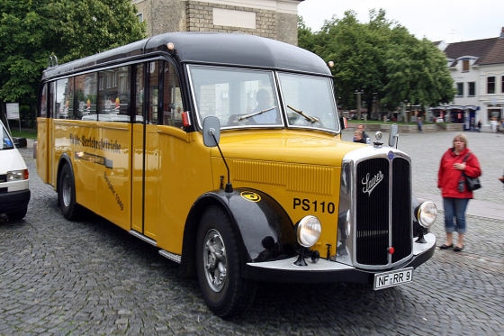 Historischer Postbus in Husm (Schleswig-Holstein)