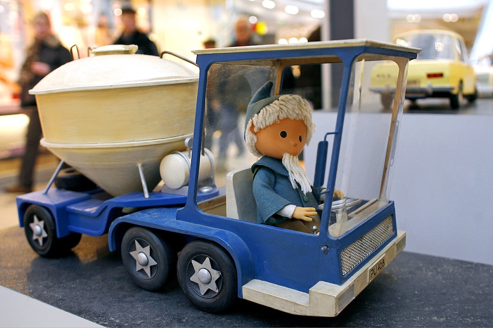 Das Entwurfsmodell "Sandmännchen im Zementsilowagen" steht am Donnerstag (12.02.2009) in der neuen Sandmann-Ausstellung in Dessau