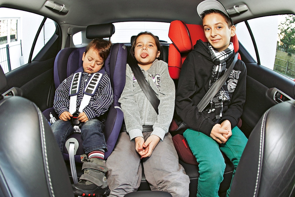 Kindersitze: Test, In welchen Fond passen drei Kindersitze - AUTO BILD