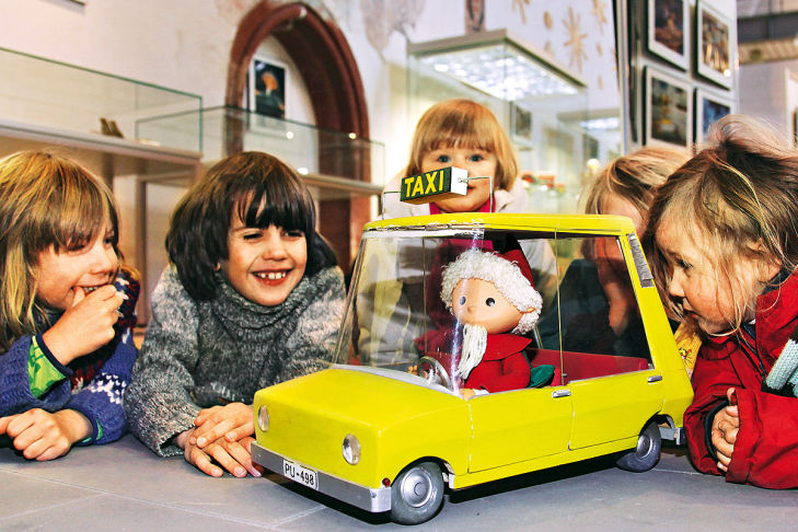 Kinder bestaunen das Sandmännchen im Taxi