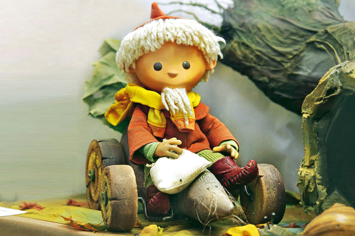 Sandmännchen im Holzauto