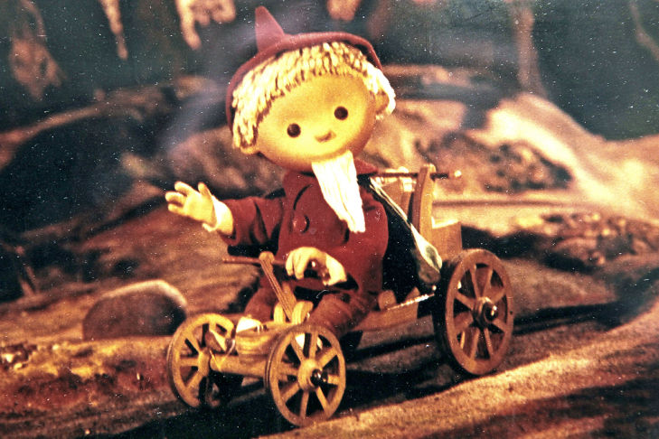 Sandmännchen im Holzauto