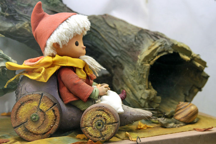 Sandmännchen im Holzauto
