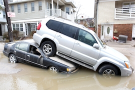 Zwei Autos in den Fluten von Sandy