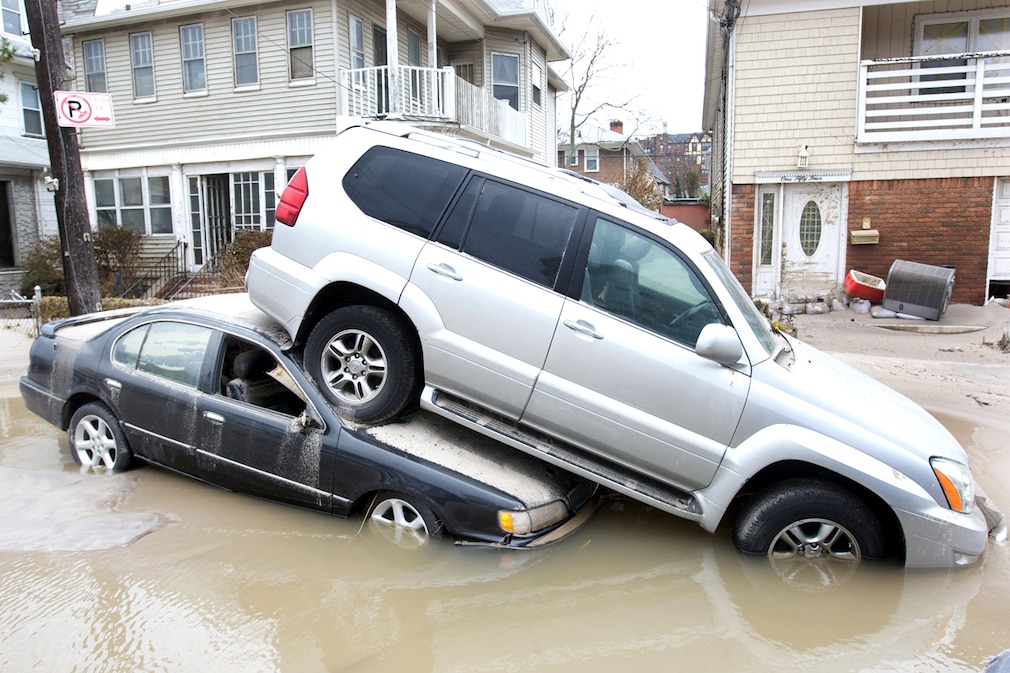 Zwei Autos in den Fluten von Sandy