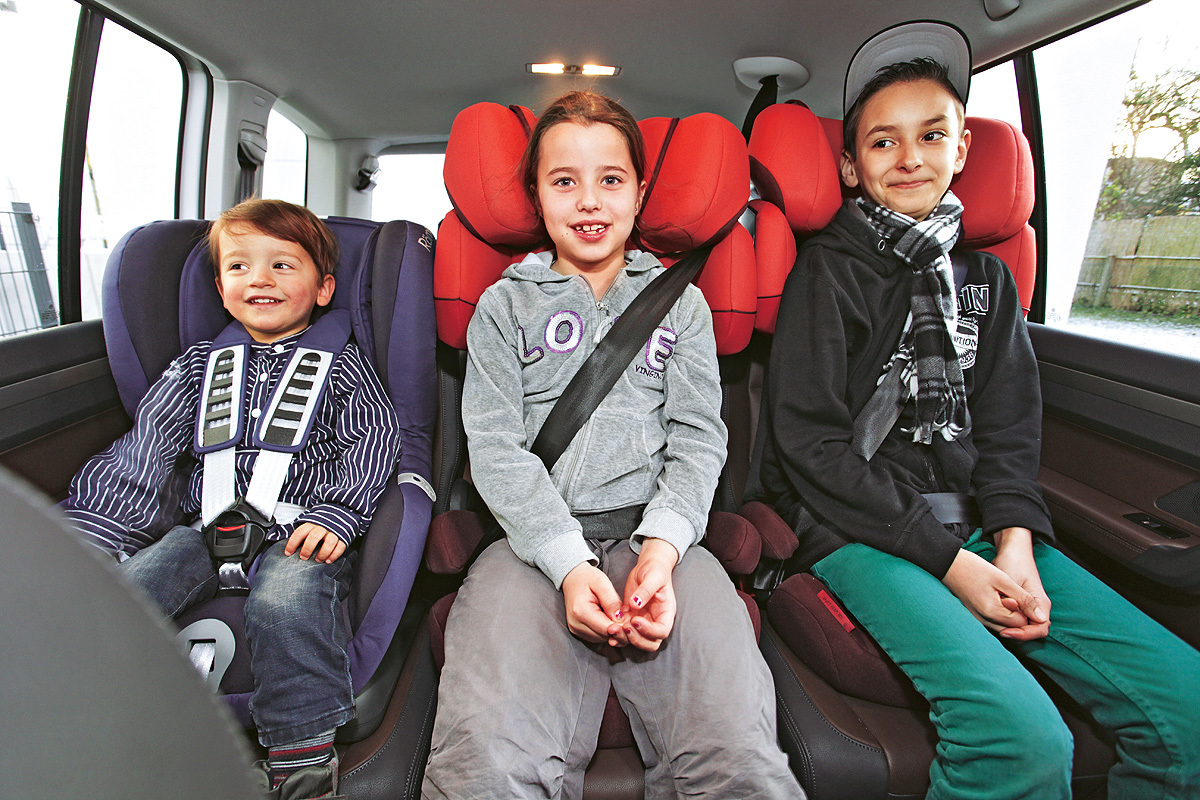 Kindersitz Test In welche Autos passen drei Kindersitze im Fond AUTO BILD