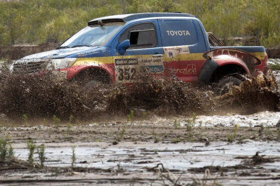 Der venezolanische Pilot Nunzio Coffaro im Toyota Hilux bei der Durchquerung eines Flussbetts auf der achten Etappe.