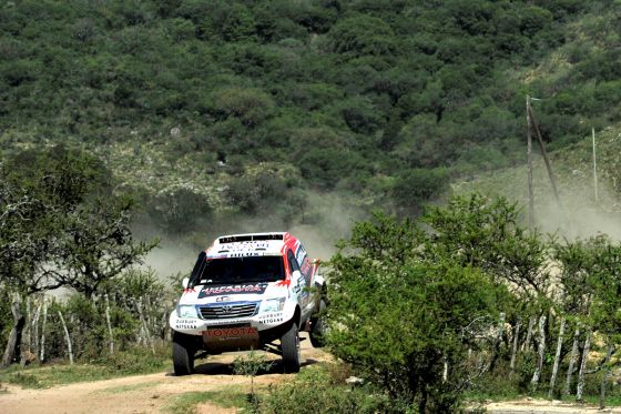 Giniel de Villiers aus Südafrika und sein deutscher Co-Pilot Dirk von Zitzewitz im Toyota Hilux auf der zehnten Etappe der Rallye Dakar 2013