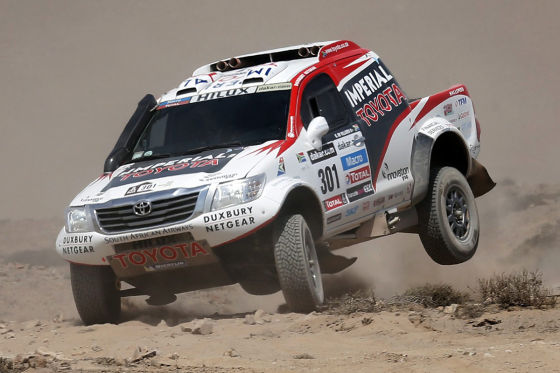 Giniel de Villiers mit seinem deutschen Co-Piloten Dirk von Zitzewitz im Toyota Hilux auf der 12. Etappe der Rallye Dakar 2013