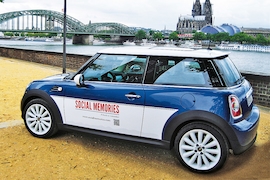 Mini mit Werbung, Kölner Dom im Hintergrund