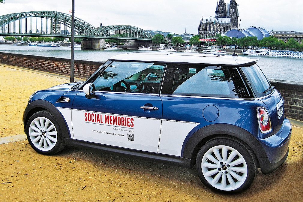 Mini mit Werbung, Kölner Dom im Hintergrund