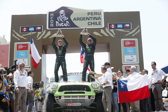Stéphane Peterhansel und sein Co-Pilot Jean Paul Cottret posieren im Ziel auf ihrem Mini All4 Racing nach dem Sieg bei der Rallye Dakar 2013