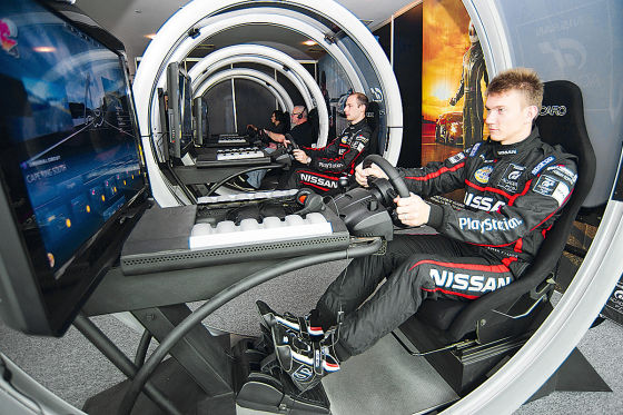 Peter Pyzera fährt virtuell auf der Playstation