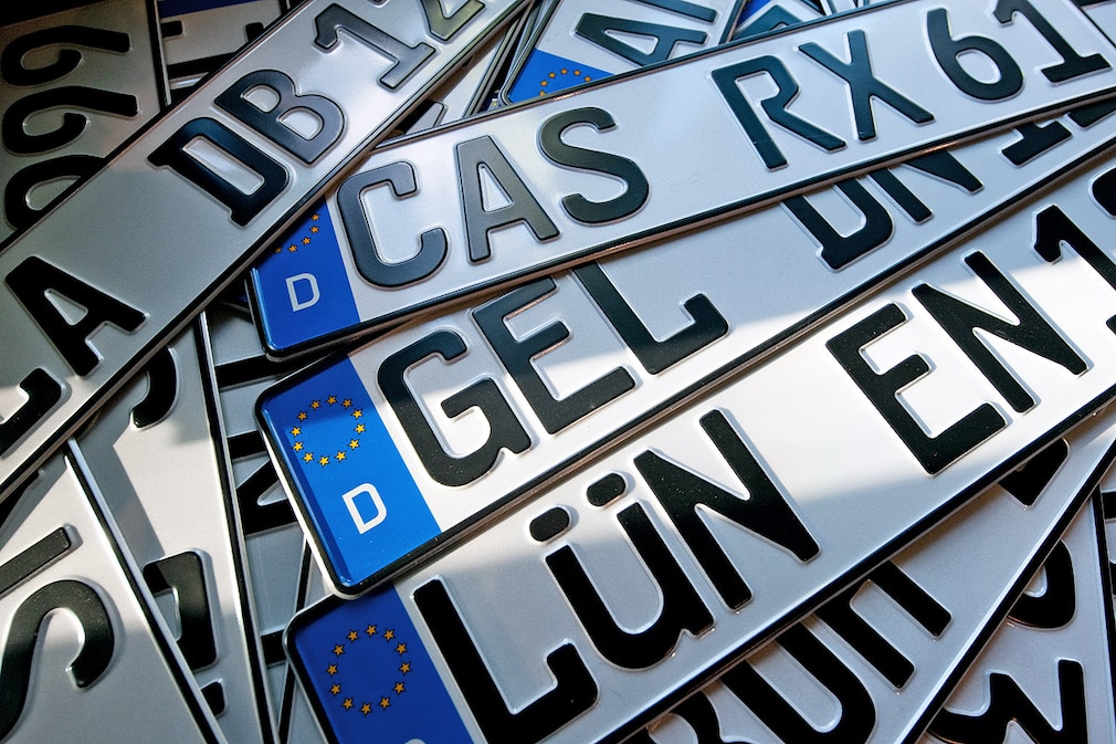 KFZ-Kennzeichen mit den Abkürzungen CAS für Castrop, GEL für  Geldern, LÜN für Lünen