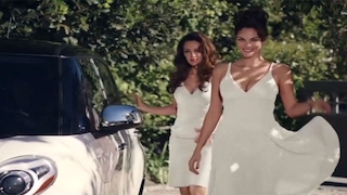 Fiat 500L - Spot für den Super Bowl 2013 mit italienischen Schönheiten