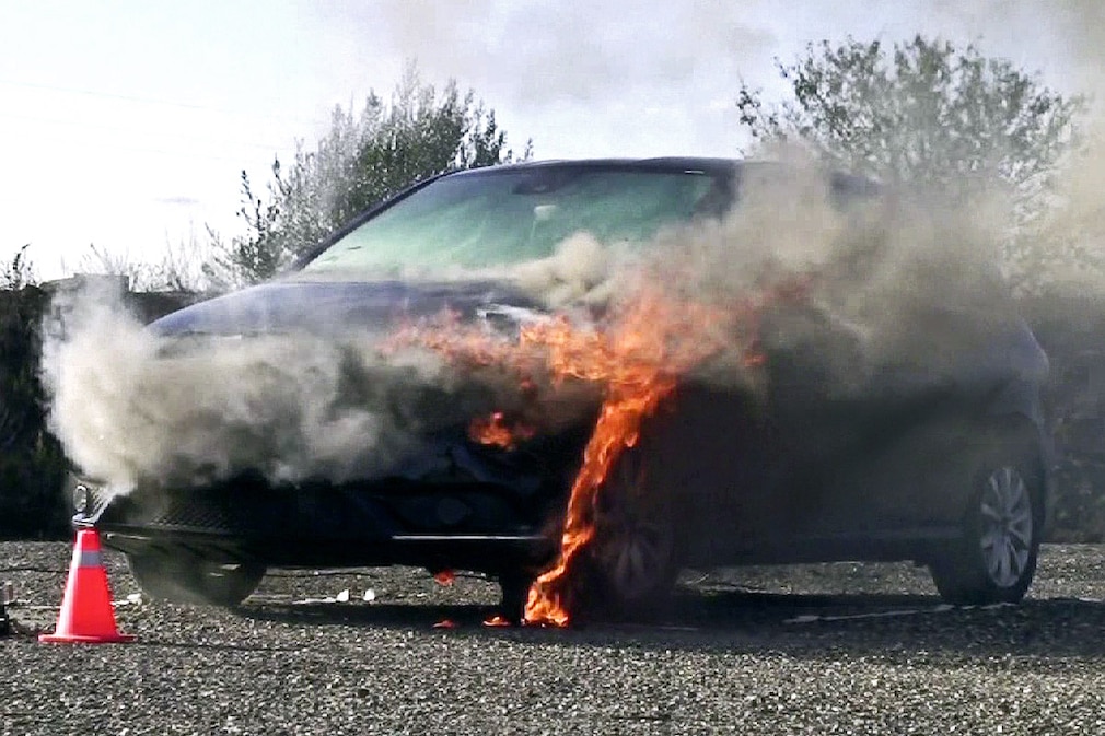 Brandversuch von Daimler mit dem Kältemittel R1234yf Dezember 2012 - Spanien