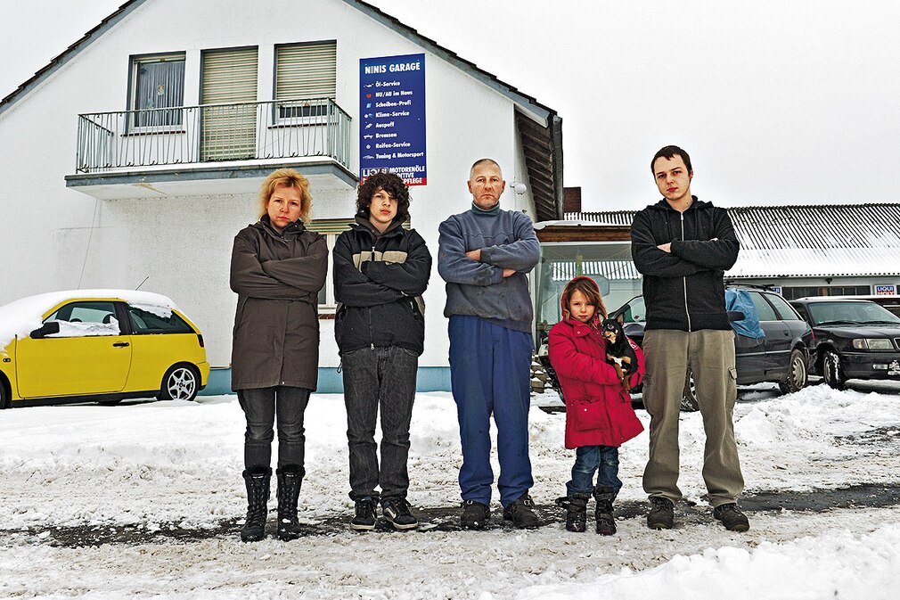 Familie Hansen vor ihrer Werkstatt